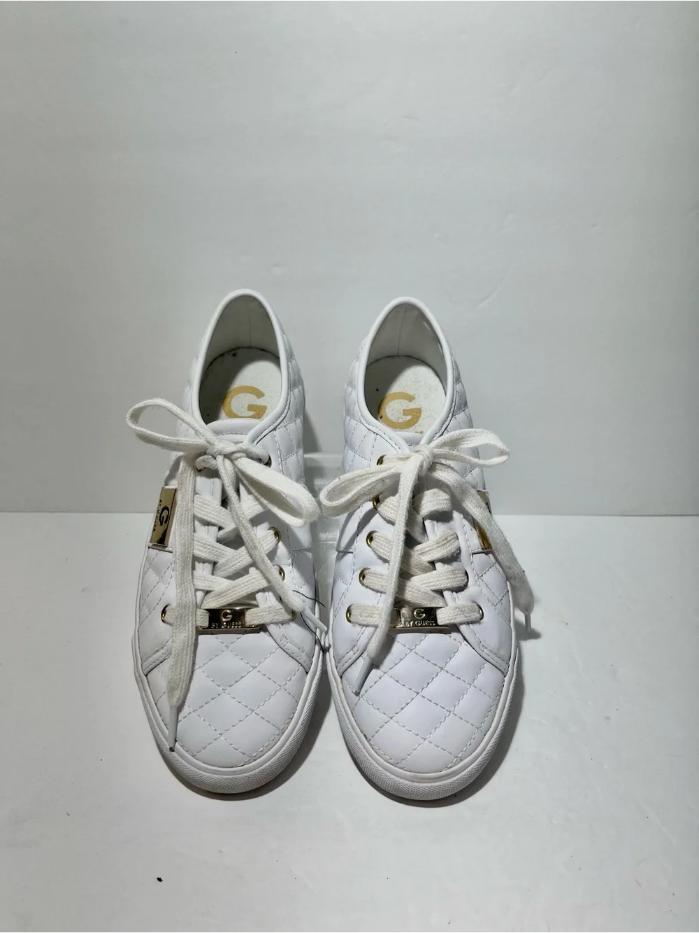 😍 Guess Women’s White Quilted Leather Sneakers with Gold Accents size 8